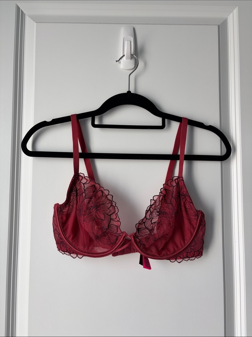 LA SENZA Burdungy and Black Lace Underwire Bra